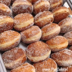 Pączek budyń z czarną porzeczką