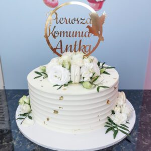 Tort komunijny falbanka z kwiatami i topperem