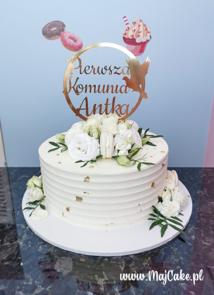 Tort komunijny falbanka z kwiatami i topperem