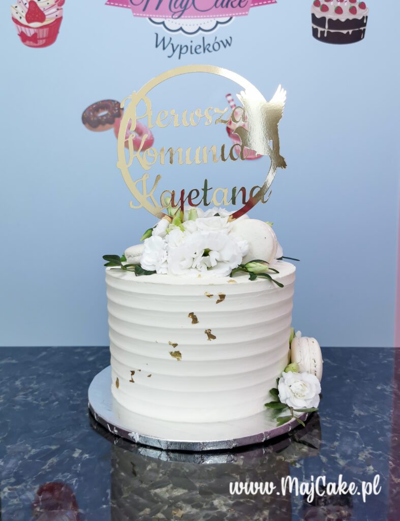 Tort komunijny falbanka z kwiatami i topperem - obrazek 2