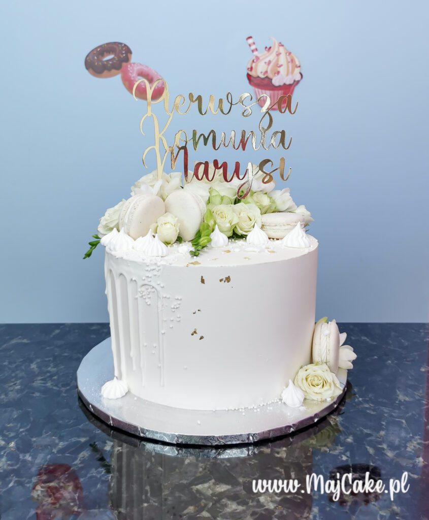 Tort komunijny drip z kwiatami i topperem - obrazek 2