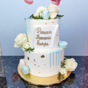 Tort komunijny dwupiętrowy z kwiatami i złotymi akcentami