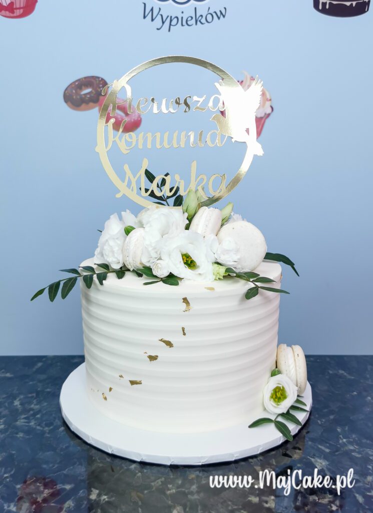 Tort komunijny falbanka z kwiatami i topperem - obrazek 3