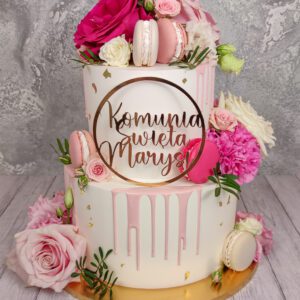 Tort komunijny dwupiętrowy z makaronikami i złotym topperem