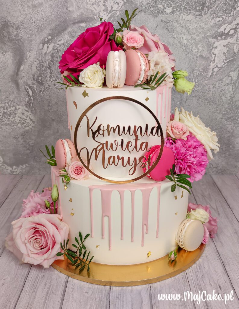 Tort komunijny dwupiętrowy z makaronikami i złotym topperem