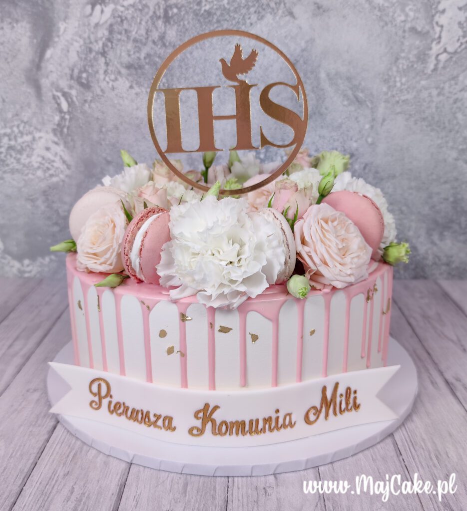 Tort komunijny z dripem, kwiatami i topperem IHS