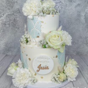 Tort komunijny dwupiętrowy z kwiatami i złotymi akcentami