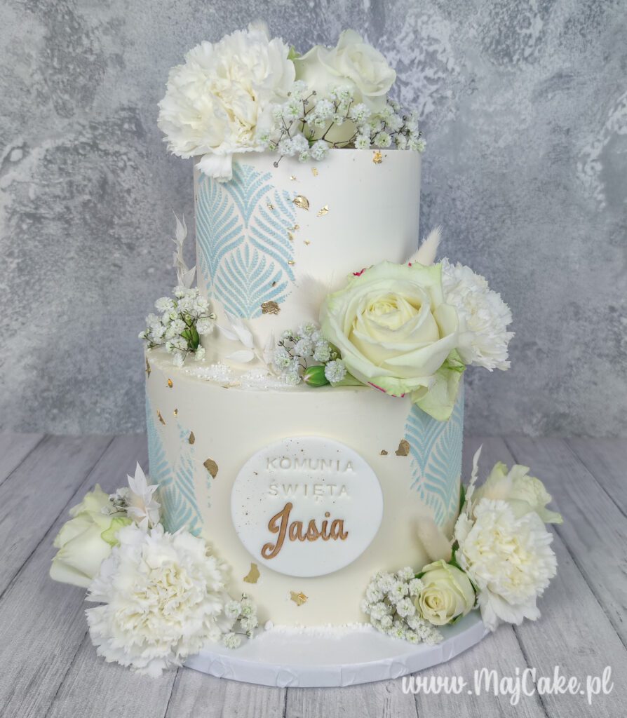 Tort komunijny dwupiętrowy z kwiatami i złotymi akcentami