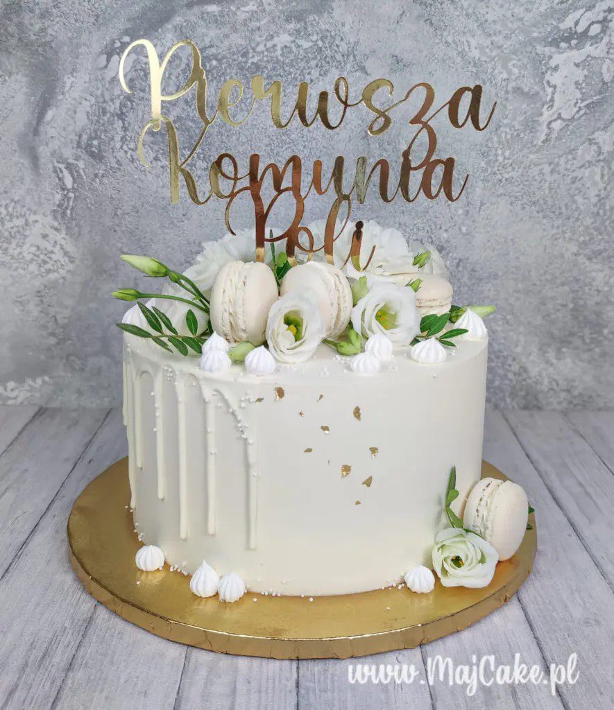 Tort komunijny drip z kwiatami i topperem