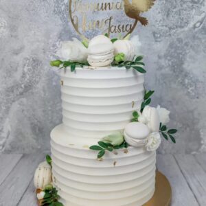 Tort komunijny dwupiętrowy z makaronikami i złotym topperem