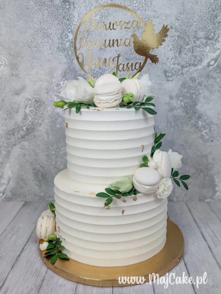 Tort komunijny dwupiętrowy z makaronikami i złotym topperem