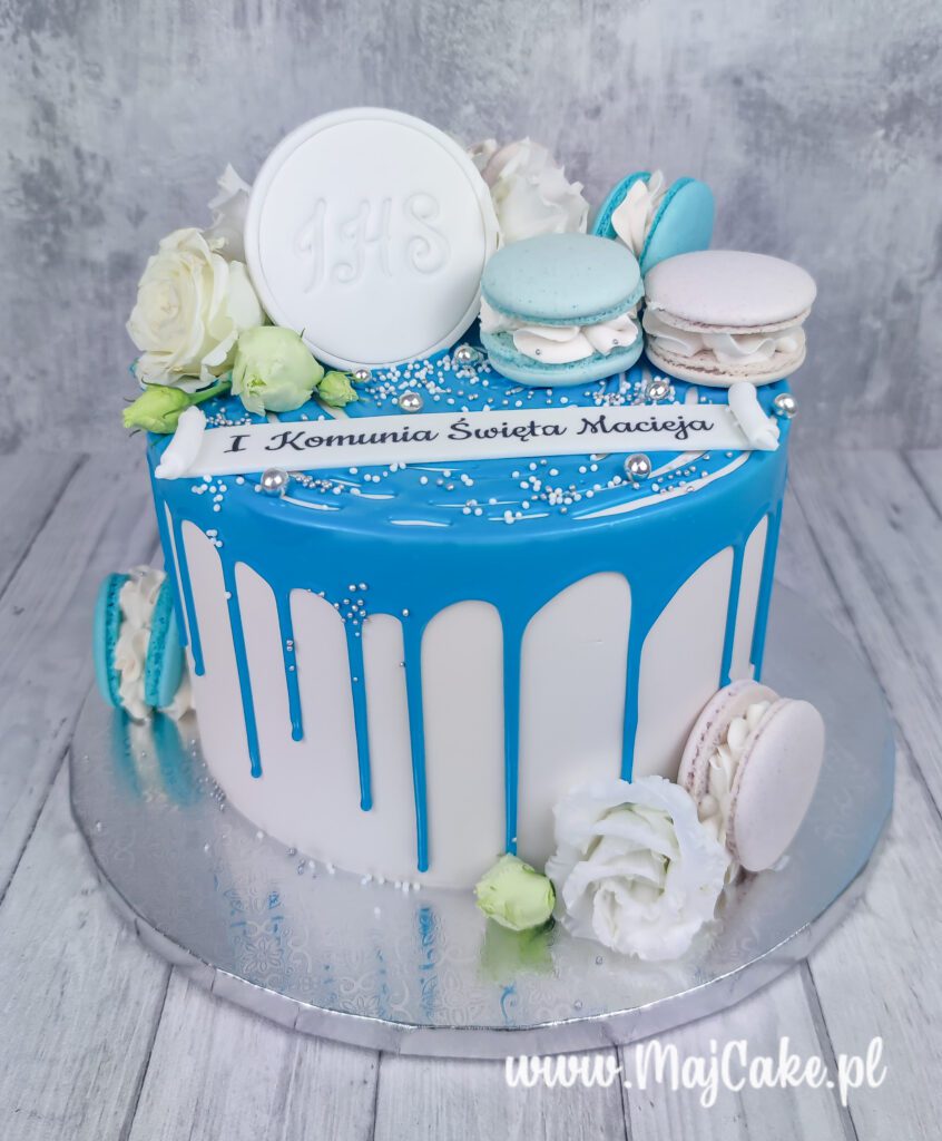 Tort komunijny z dripem, makaronikami i dekoracją IHS