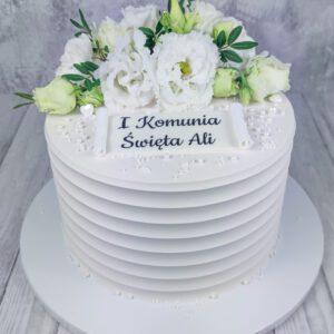 Tort komunijny z żywymi kwiatami i napisem