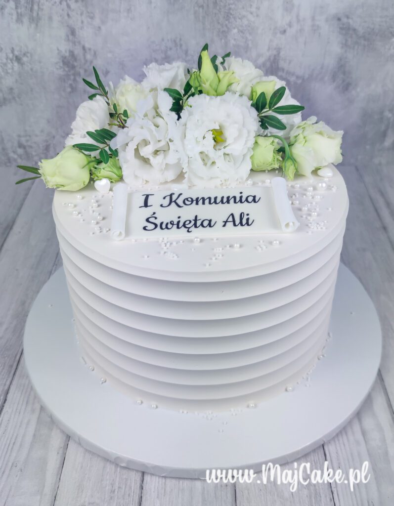 Tort komunijny z żywymi kwiatami i napisem