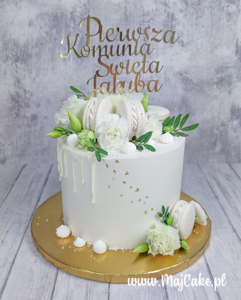 Tort komunijny drip z kwiatami i topperem - obrazek 3